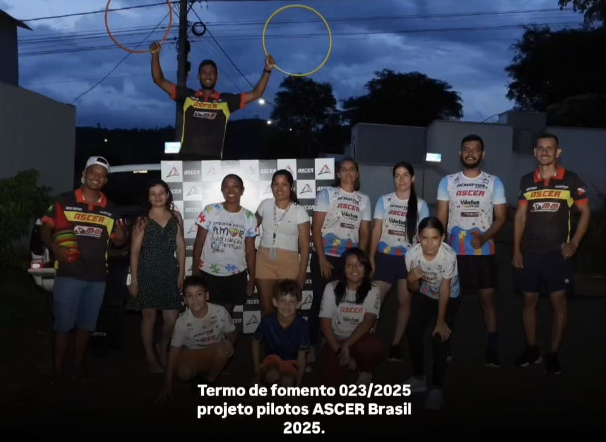 Projeto esportivo Pilotos Ascer Brasil 2025 promove treino dinâmico com crianças em sua sede.